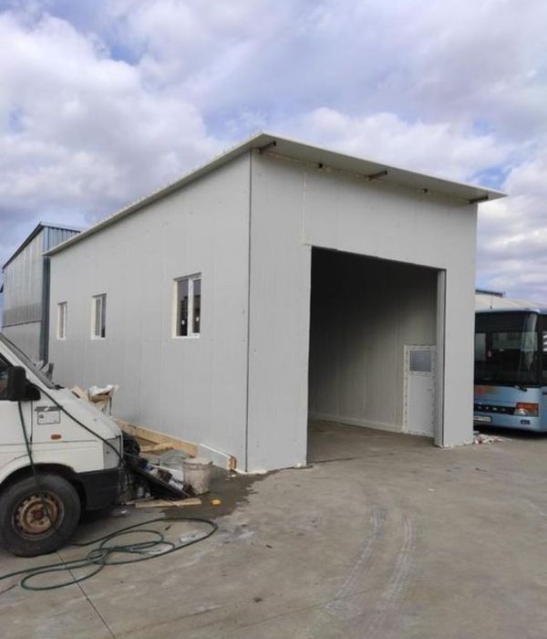 Garaje auto pe structura metalica învelite cu panouri Sandwich