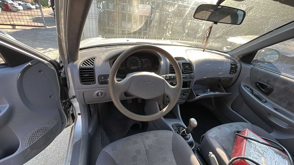 Dezmembrez Hyundai Accent an 2005 1.3 Benzina