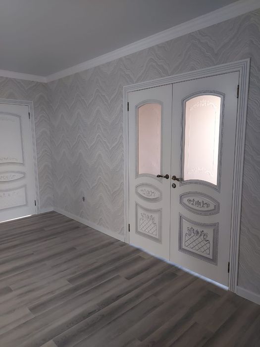 Поклейка обоев и галтелей