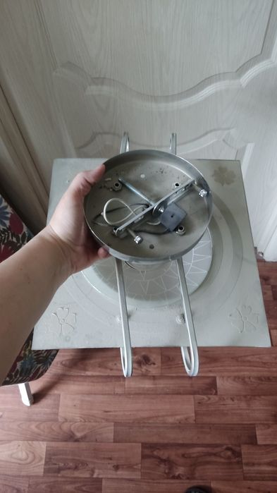 Люстры разные голубая и бежевая,белая6рожков,3 и 5  и настенные часы н