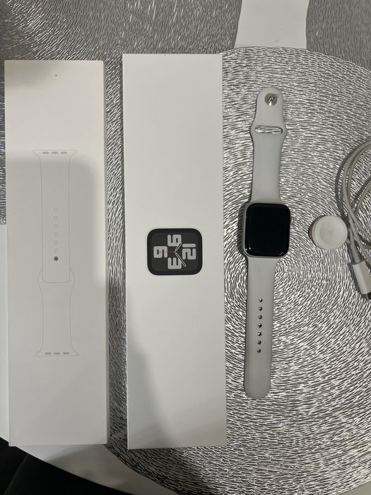 Часы Apple Watch SE 44mm, аккумлятор 93%