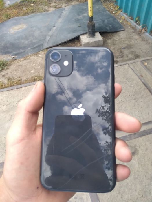Продам iphone 11,64
