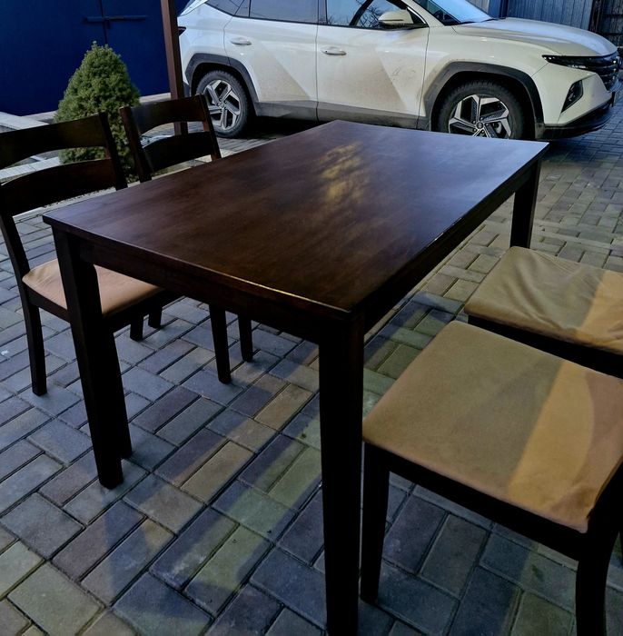 Кухонный стол и стулья