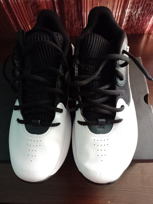 Vând adidași UnderArmour