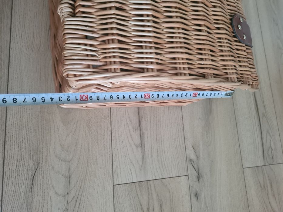 Cos de picnic din nuiele impletite pentru 4 persoane