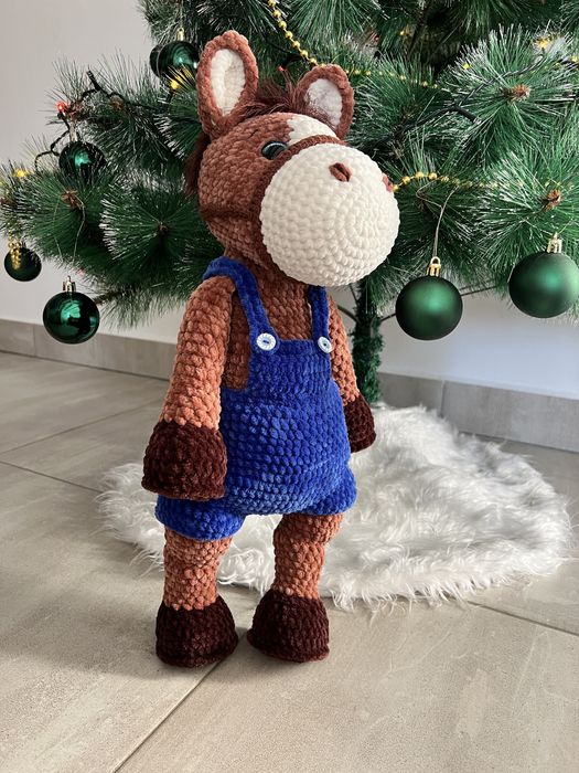 Ръчно плетено конче – мека плюшена играчка, подарък за дете