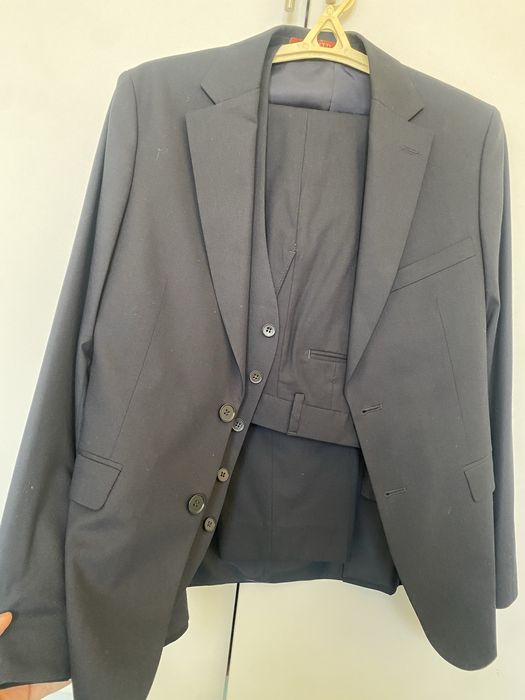 Sotiladi kastyum shim ichidagi jeketi bor kop kiyilmagan