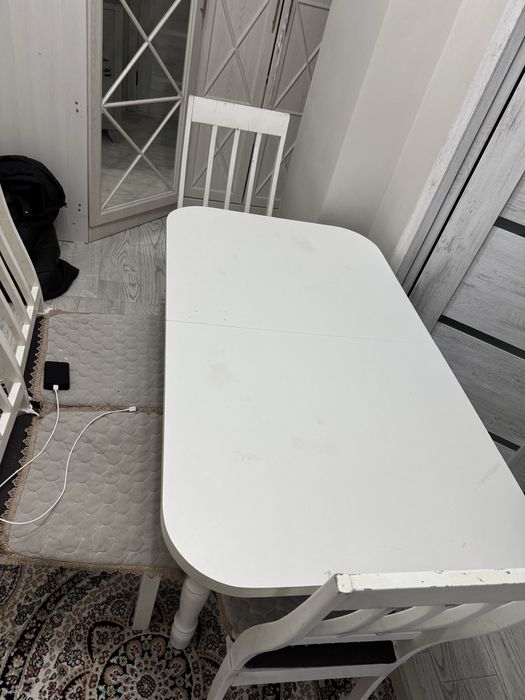 Стол в подарок со стулями