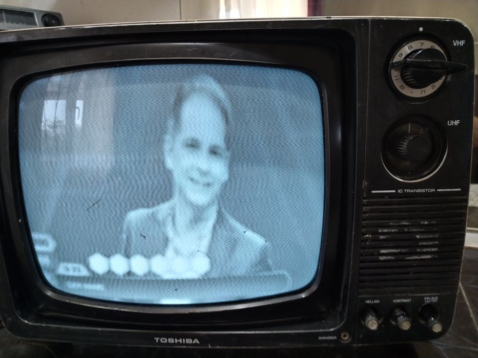 alb negru cu tub Toshiba