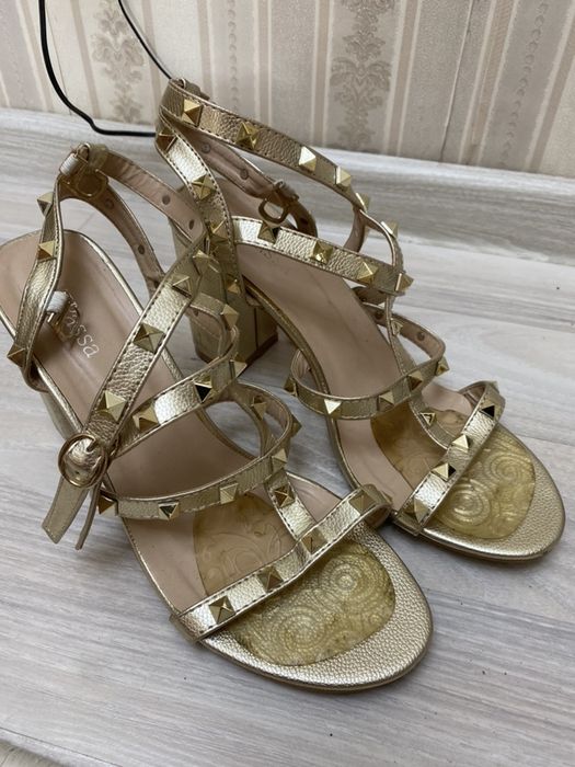 Продам босоножки