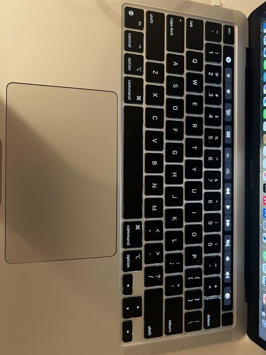 MacBook Pro 13” M1 (2020) – Touch Bar & Touch ID – Stare excelentă