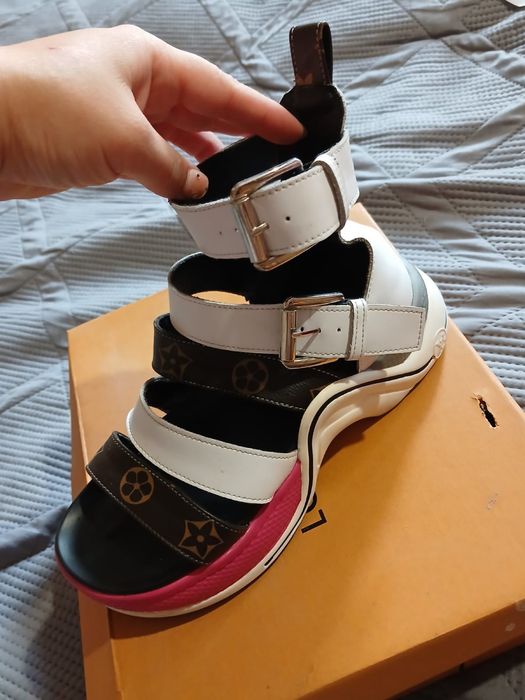 Продам Сандалик LV