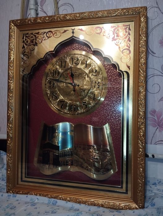 Картины в раме лошадь и часы.