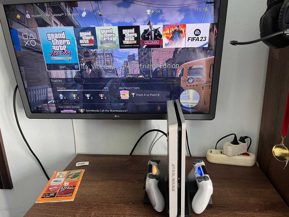 Vând Playstation 4 slim 1 TB Limited Edition: Star Wars