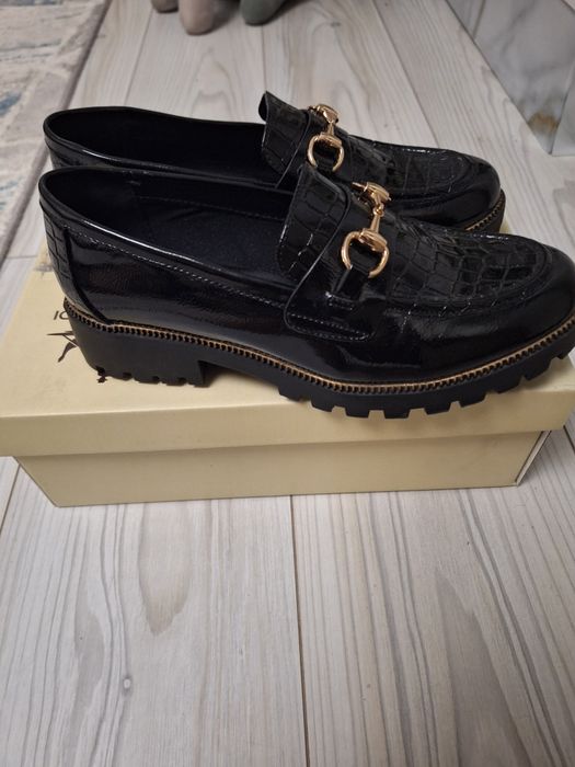 Продам лоферы лакированые