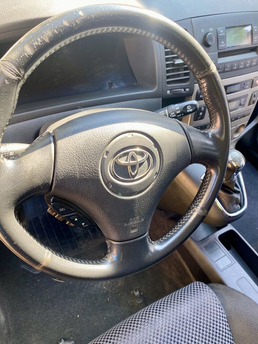 Продавам Тойота Корола Версо