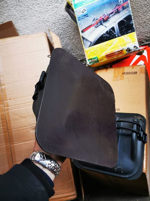 Vând suporți magnetici plafon pt schiuri și bete