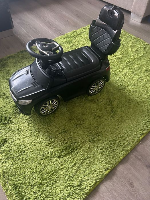 Черна кола за бутане с родителски контрол