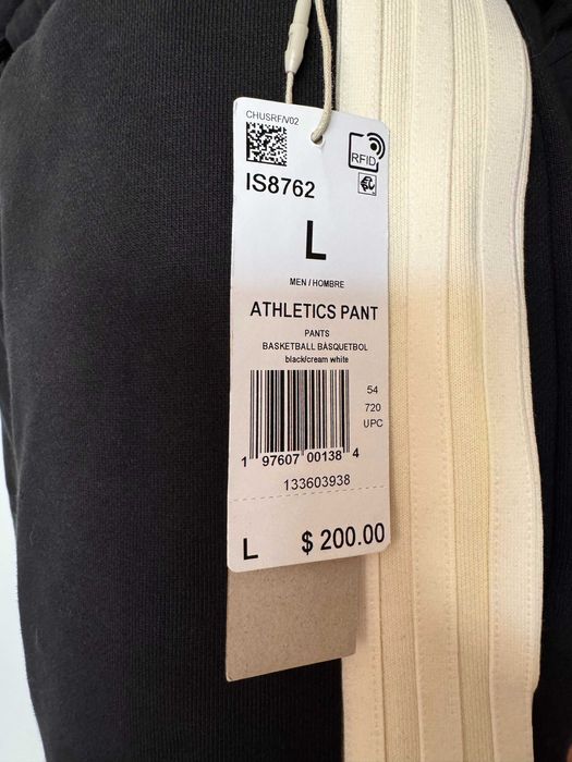 Pantaloni Adidas x Fear of God
L