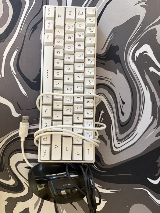 RGB 60% бяла клавиатура