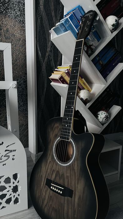 Original gitara, ideal holatda,cheholi qoshberladi!