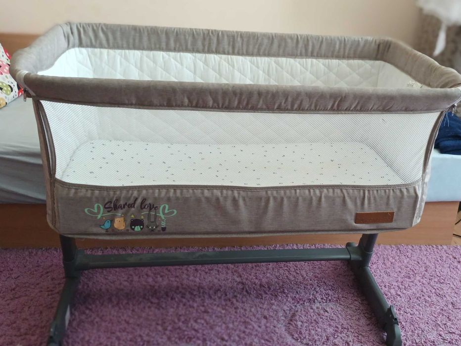 Бебешко легло/кошче next to me