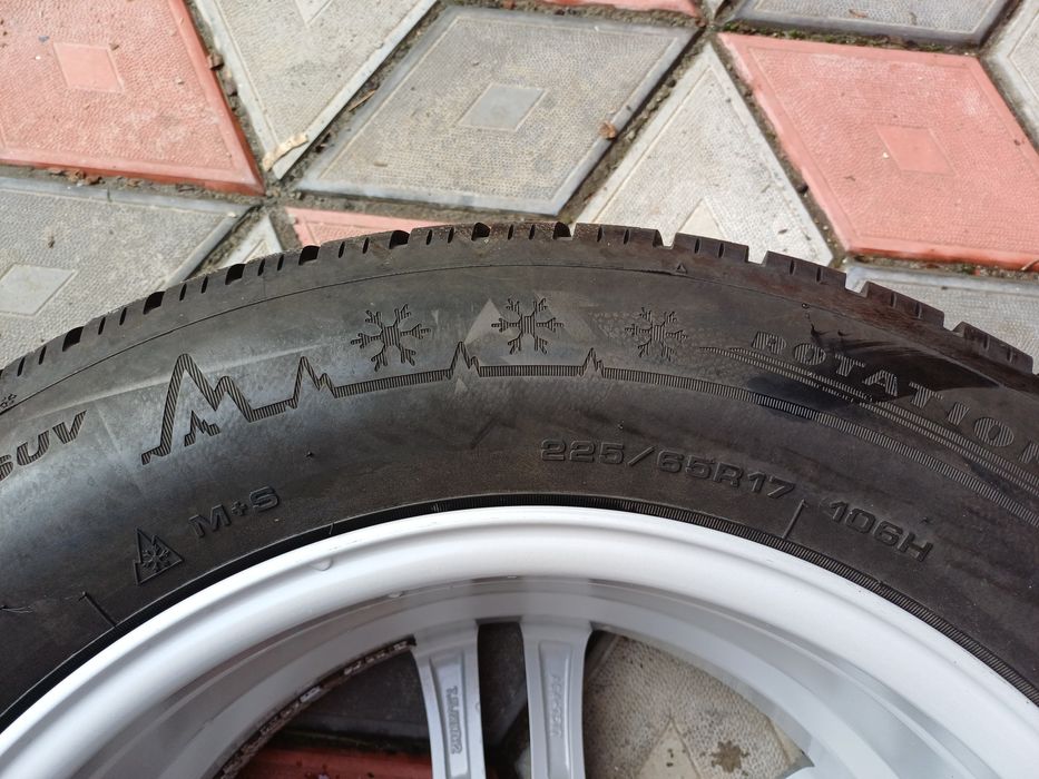Vând 4 anvelope de iarna 225 65 r17 DUNLOP aproape noi