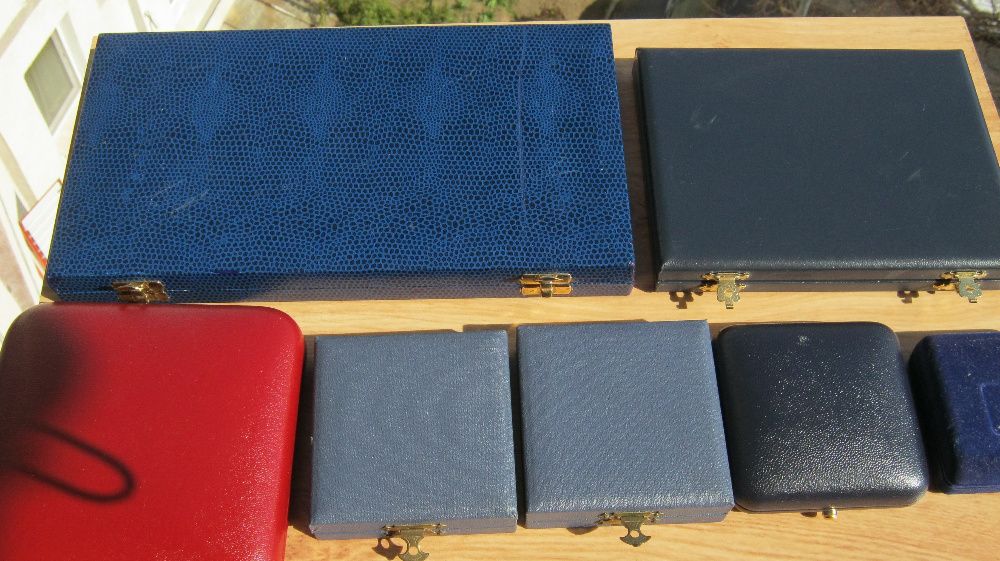 Carcase,etuiuri,monede.