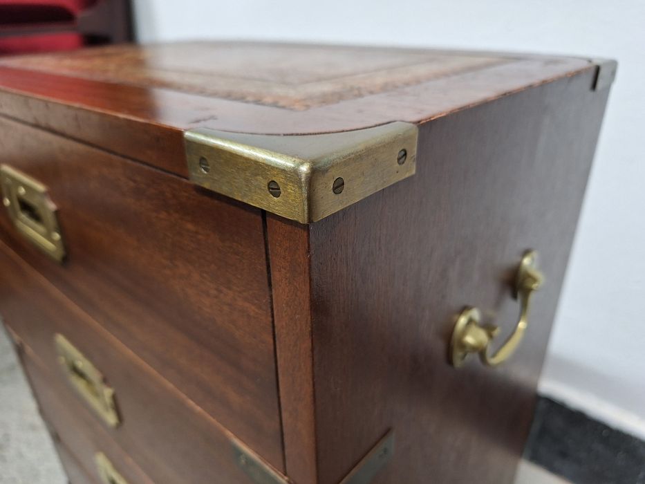 Античен скрин с месингов обков и естествена кожа