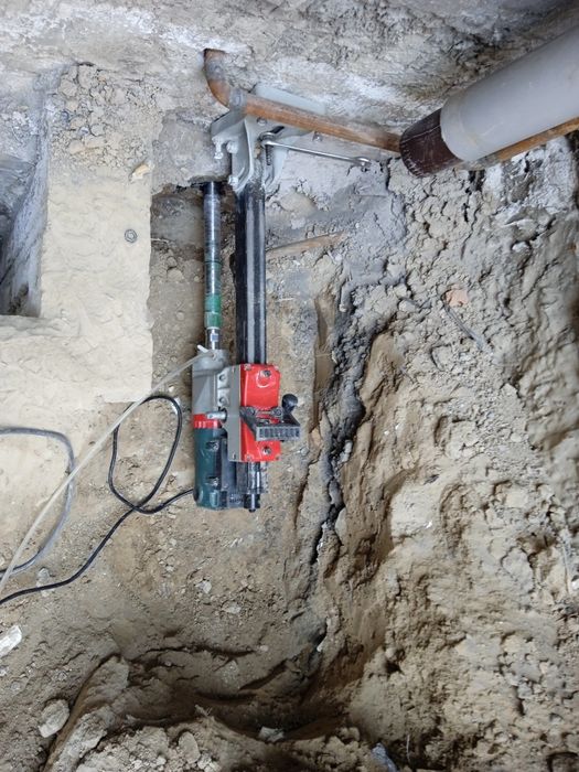 Almaniy  burda teshamiz