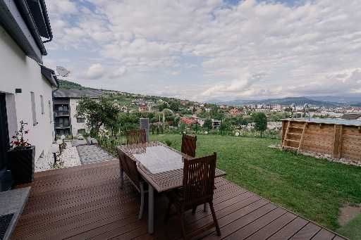 Casă individuală spațioasă cu 7 dormitoare și piscină  în Bistrița