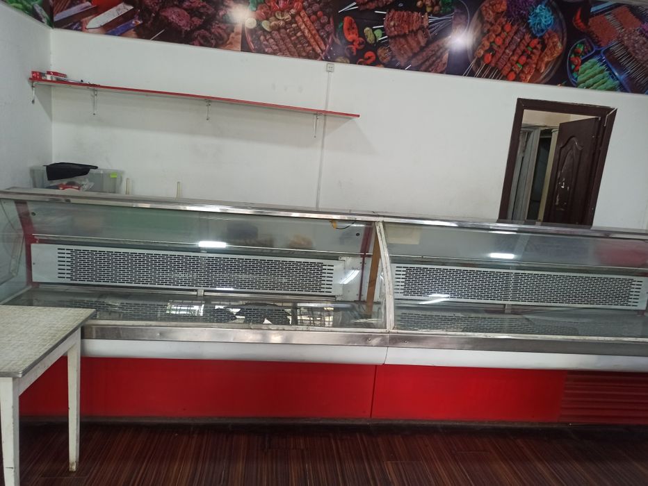 Аренда места для продажи куриного мяса или колбасных изделий и сыр.