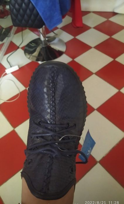 Новые кроссовки.