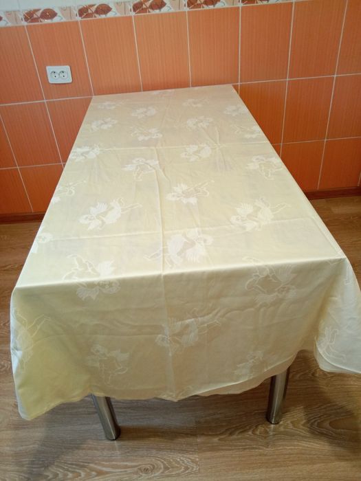 Красивая скатерть с ангелами