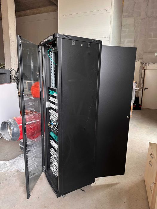 Професионален 42U 19" комуникационен шкаф Lande + 6 Cisco SG220-50