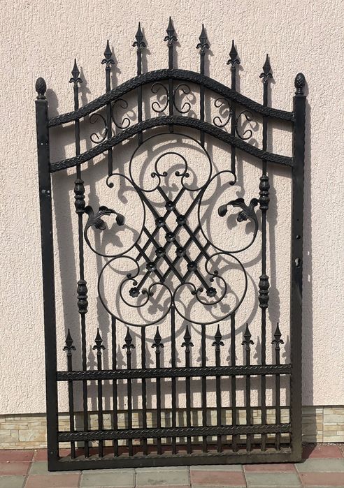 Plase de gard + portiță metalică – model elegant