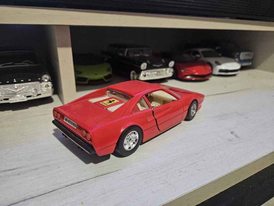 Macheta Bburago Ferrari 308 GTB , scara 1 : 24