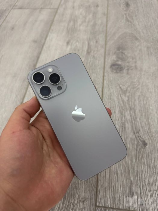 iPhone 15 Pro y Skidkada