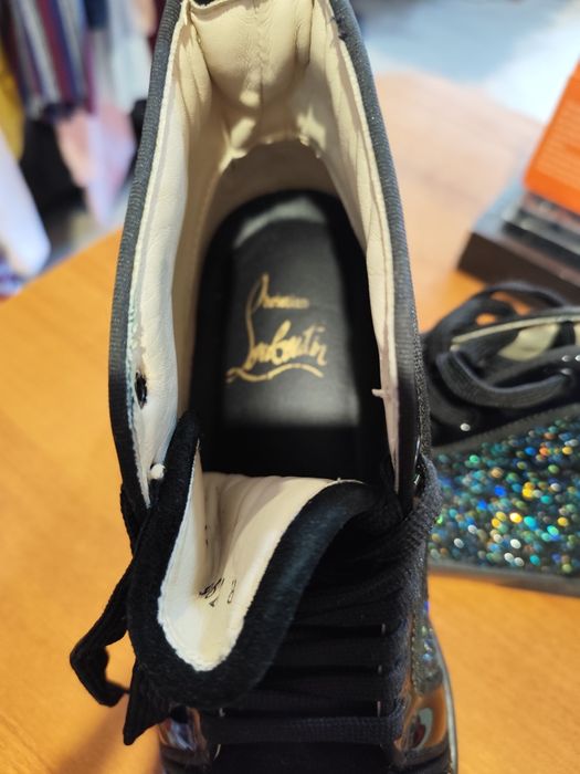ChristianCristian Louboutin с черни блестящи детайли.