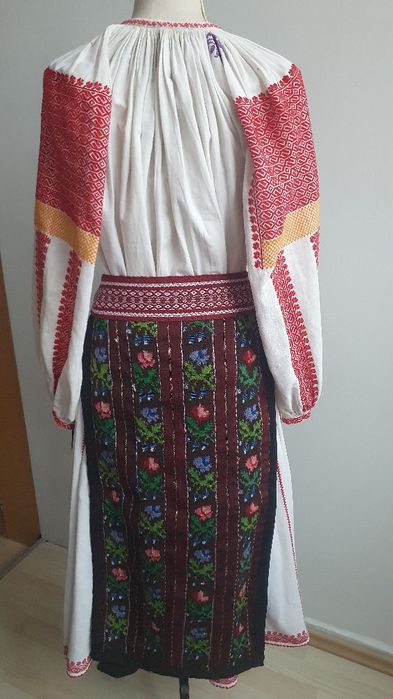 REDUCERE LUNA MAI  35%! Costum popular/ie/camasa cu poale, sorturi/catrinte