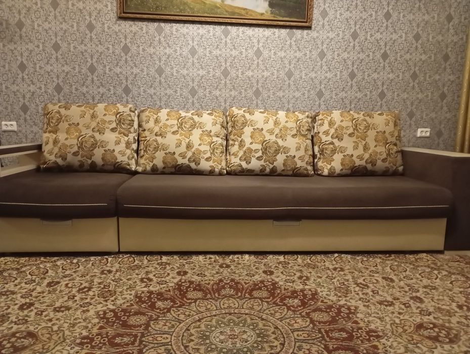 Диван большой , угловой.Обивка флок коричневый.Два больших ящика.