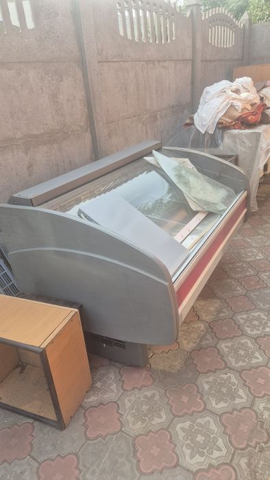 Продам холодильную витрину