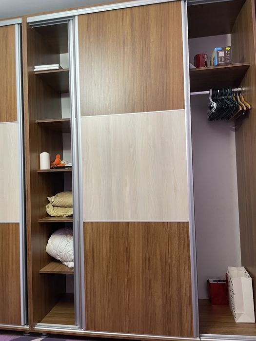 Dulap modern cu usi glisante si comoda