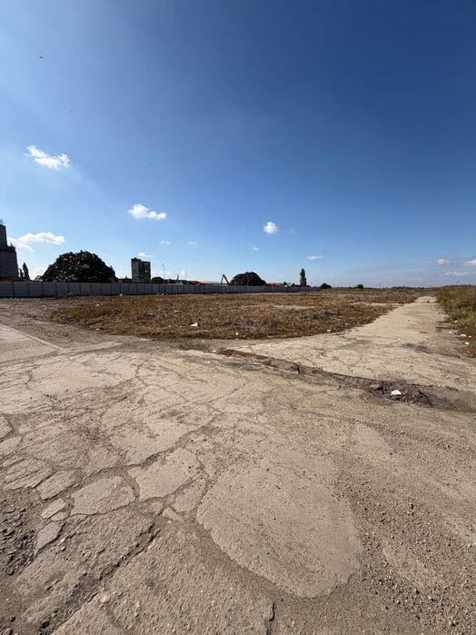 Vand sau inchiriez teren platforma de beton langa autostrada