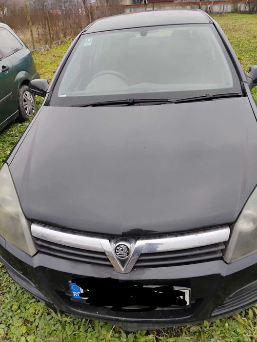 Se vând două mașini la preț de una pentru piese de schimb