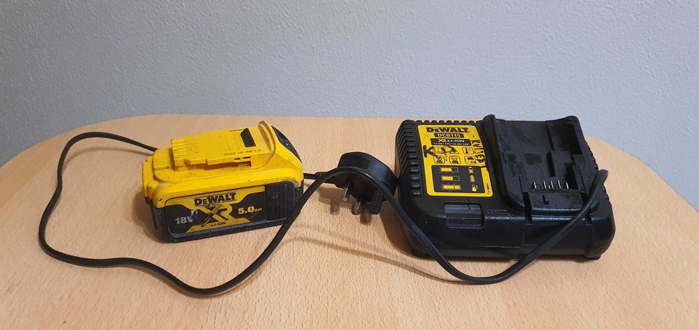 Vand baterie de 5ah si incarcator rapid dewalt de 4ah