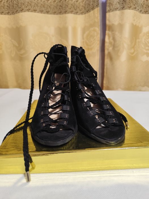 Pantof sanda cu sireturi