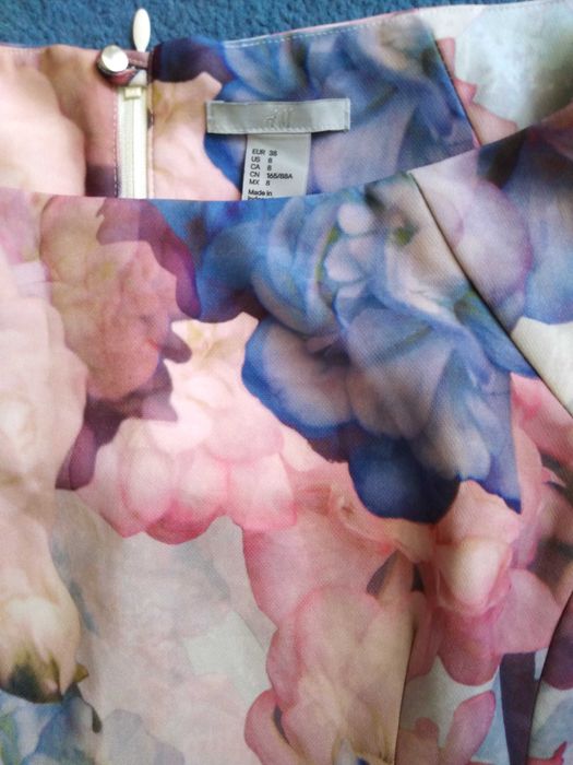 Рокля на H&M в нежни преливащи цветове