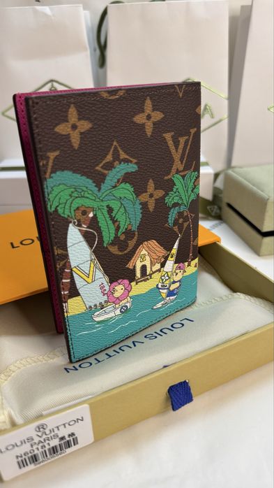 Кожаная обложка на паспорт LV