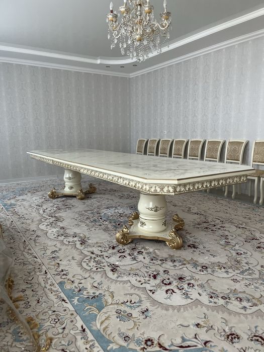 Сервант, стол и стулья -мебель для гостиной